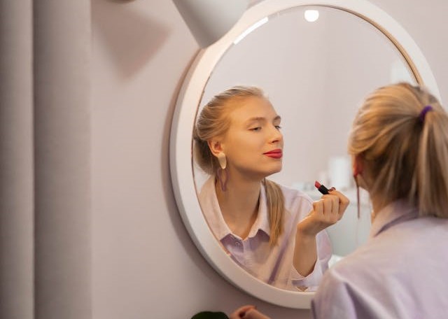 Relooking visage femme à Nice.